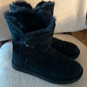 UGG Bailey Button ll Black High-Top Sheepskin  Boots size 8